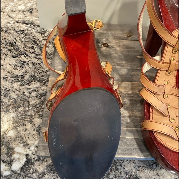 Giuseppe Zanotti, size 42. Easy to walk in. Some scratches see picture. No box - Picture 4 of 13